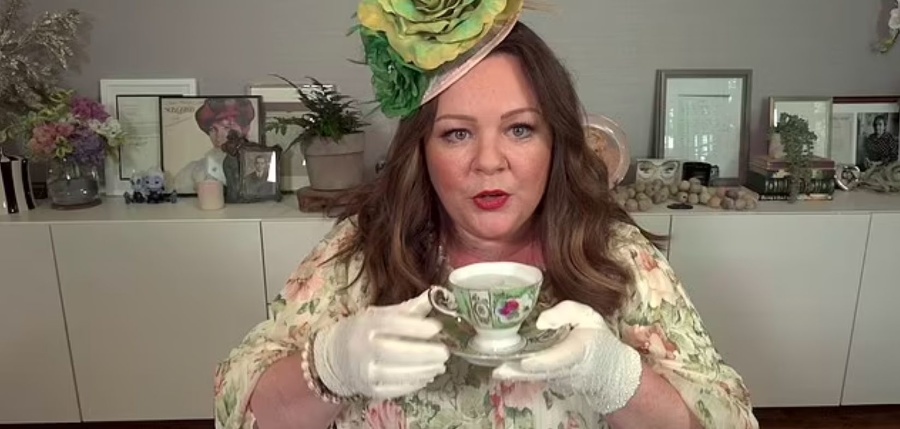 Herečka Melissa McCarthy pije