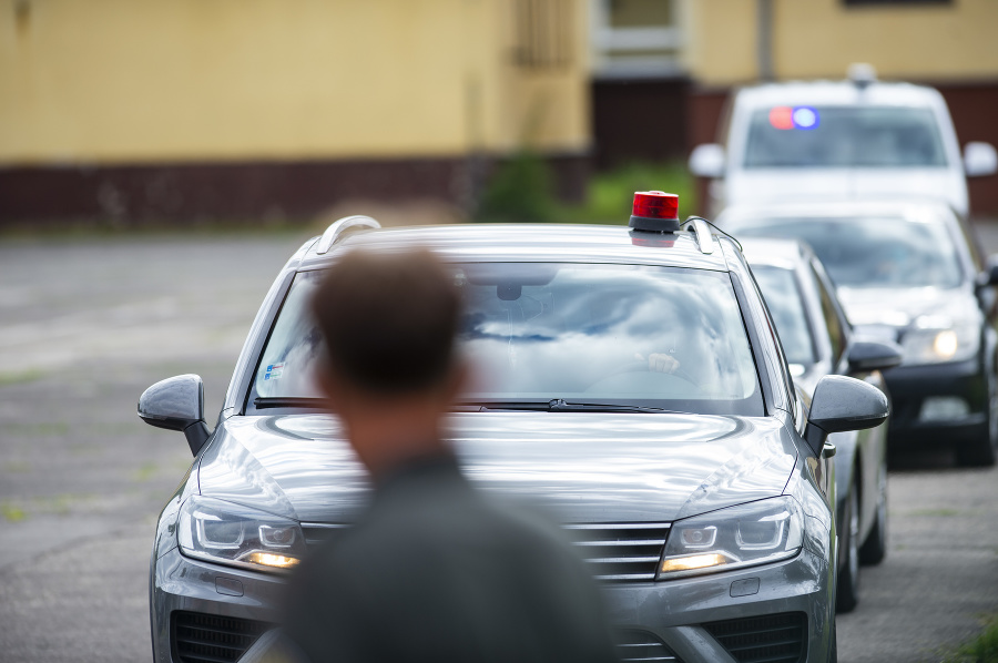  Policajné eskorty priviezli