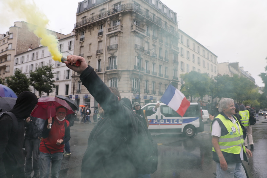Anti-vaxový demonštrant drží dymovnicu