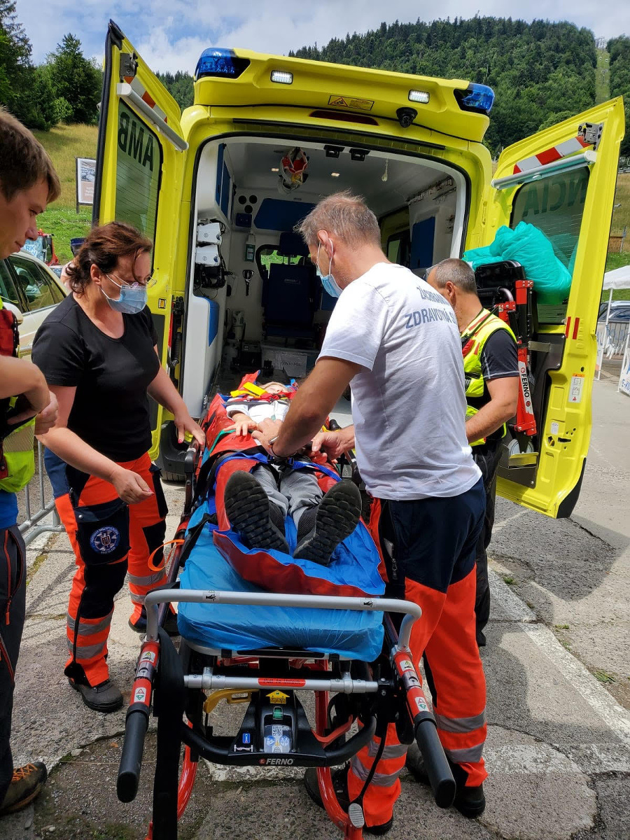 Chlapec na Donovaloch spadol pri skákaní na trampolíne, skončil v nemocnici.