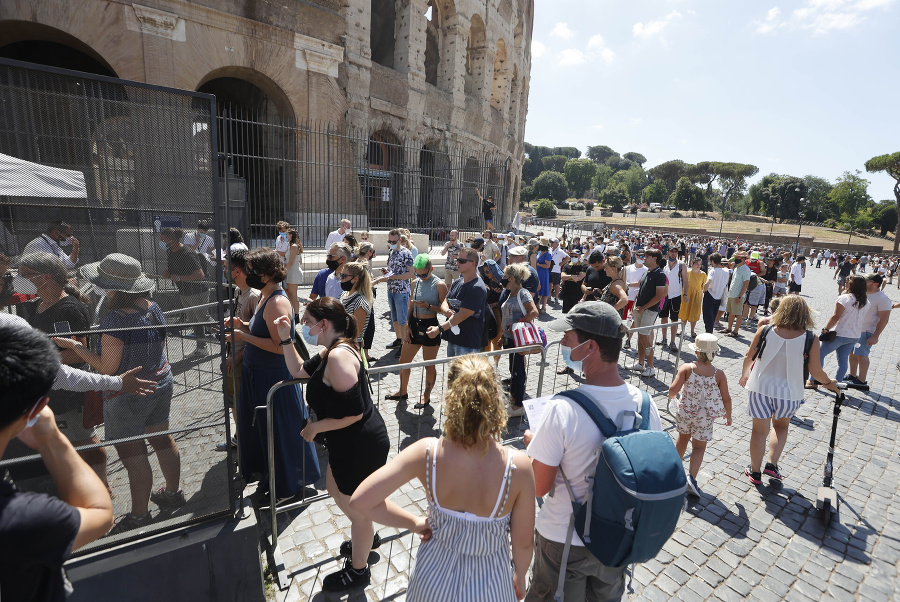 Turisti ukazujú svoje covidpasy