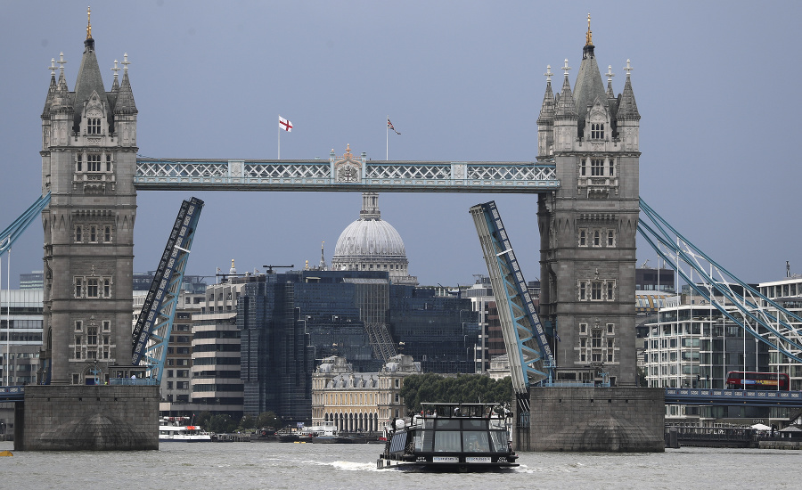 Zaseknutý Tower Bridge.