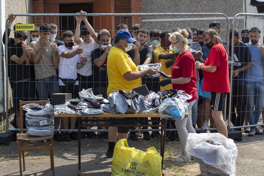 Litovčania rozdávajú veci migrantom,