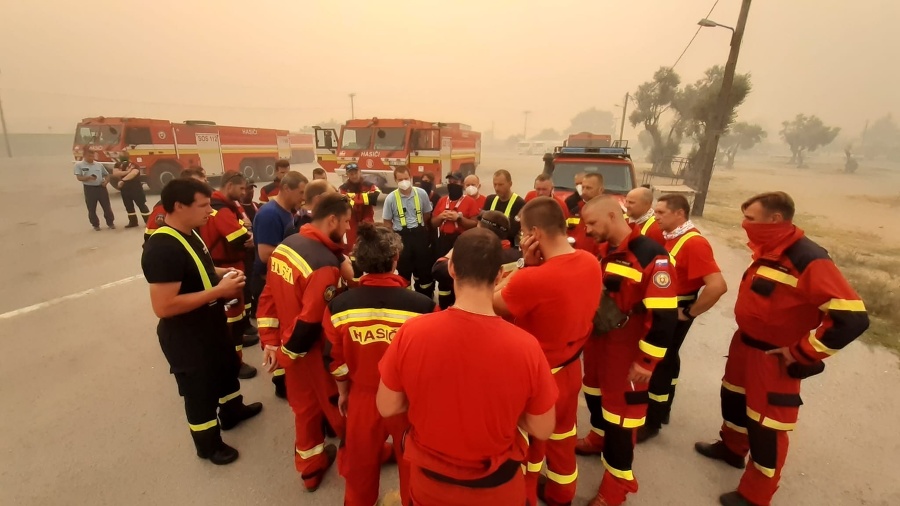 Slovenskí hasiči bojujú s