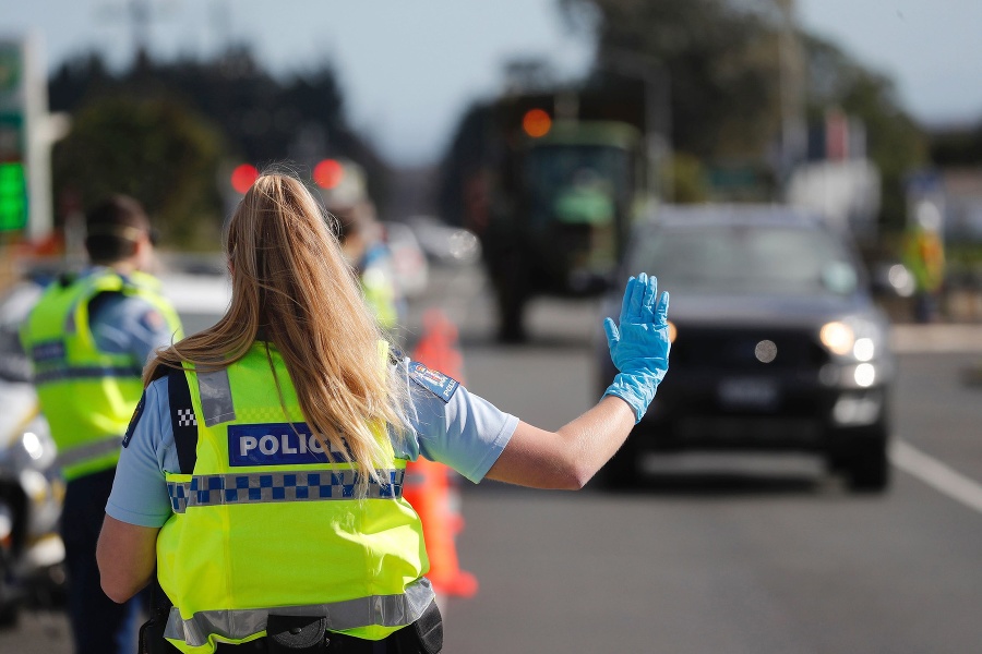  Policajtka zastavuje auto