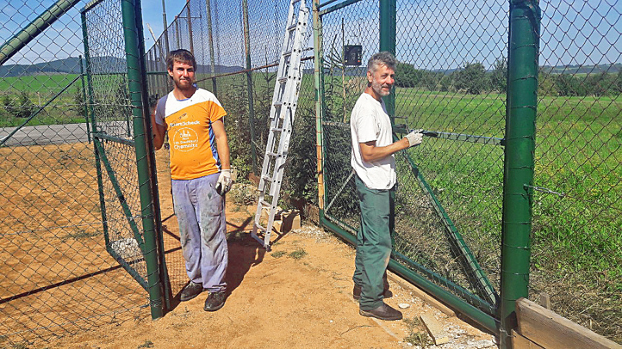 Dvaja Jánovia (25, 49) v súčasnosti natierajú
oplotenie tenisového ihriska v areáli základnej školy.