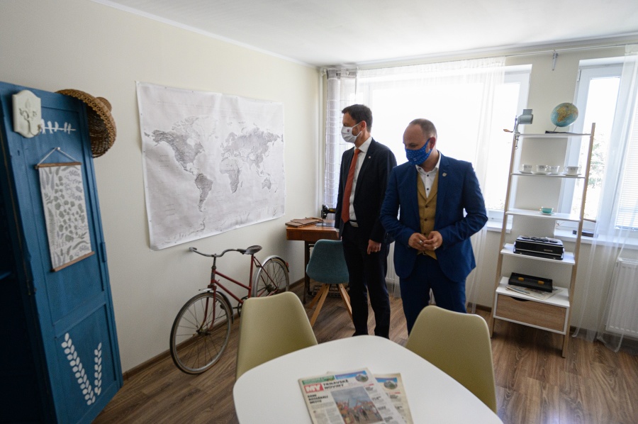 Princ Andrew (vpravo) spôsobuje svojej mame a bratovi Charlesovi problémy.