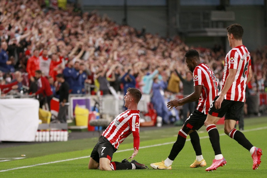 Na snímke futbalista Sergi Canos(vľavo) z Brentfordu sa teší z gólu počas zápasu 1. kola anglickej Premier League FC Brentford - Arsenal Londýn.