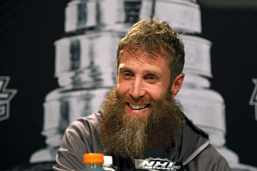 Na archívnej snímke z 29. mája 2016 hráč San Jose Sharks Joe Thornton.