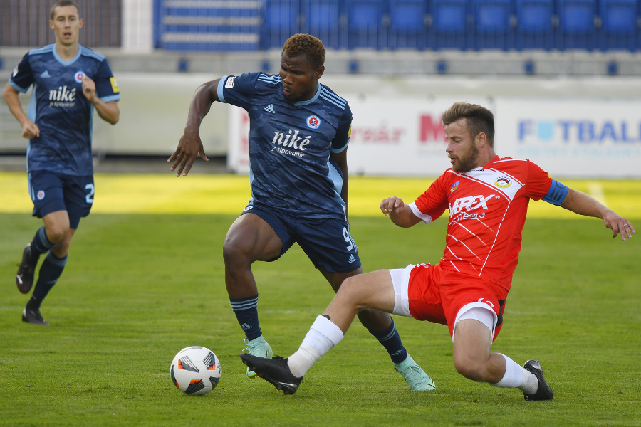 Na snímke vpravo Richard Bartoš (MFK Tatran Liptovský Mikuláš).