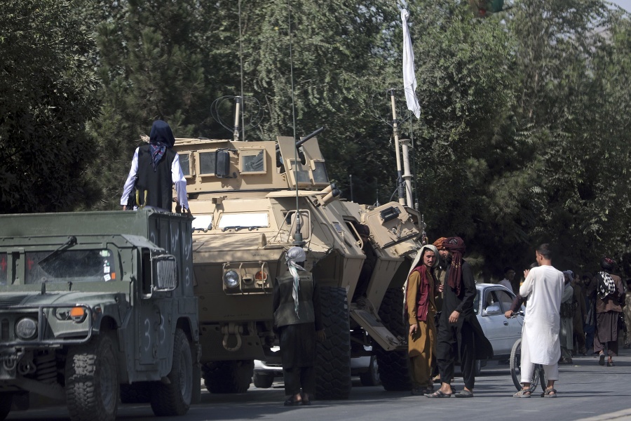 Bojovníci islamistického hnutia Taliban hliadkujú pred Medzinárodným letiskom Hámida Karzaja v Kábule.