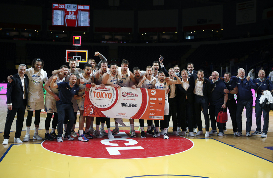 Českí basketbalisti pózujú počas