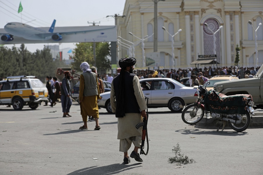 Bojovníci islamistického hnutia Taliban hliadkujú pred Medzinárodným letiskom Hámida Karzaja v Kábule.