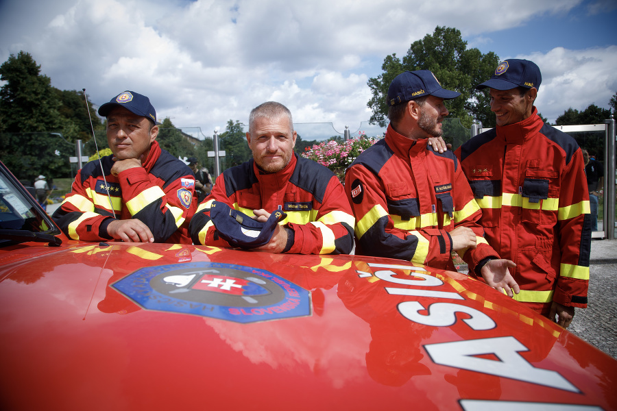 Členovia hasičského a záchranného