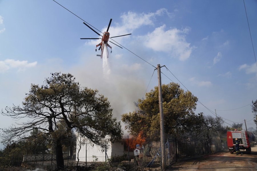 Helikoptéra hasí horiaci dom