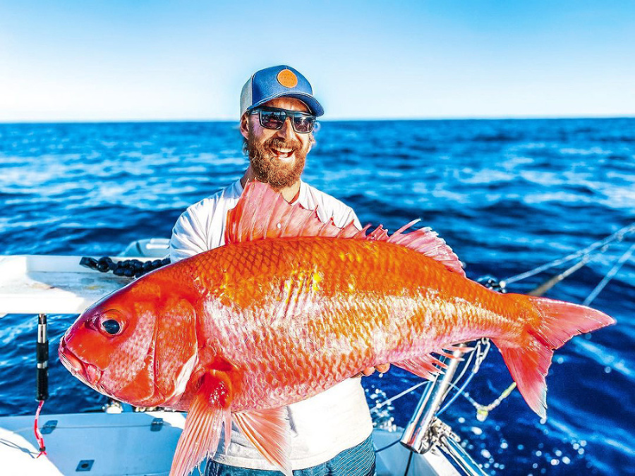 Austrálsky rybár chytil prerastenú zlatú rybku.