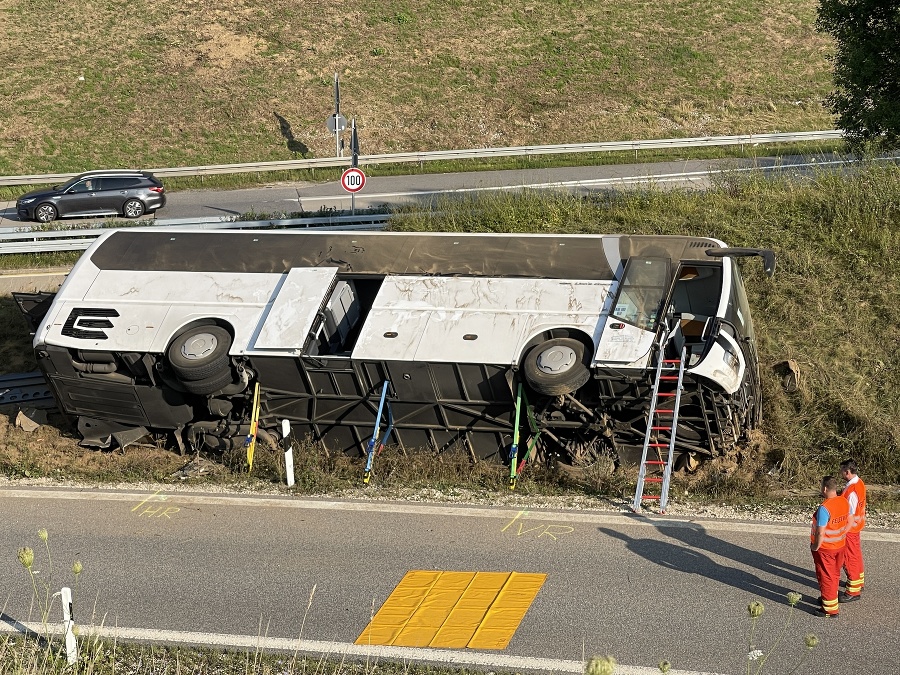 Havarovaný autobus leží prevrátený