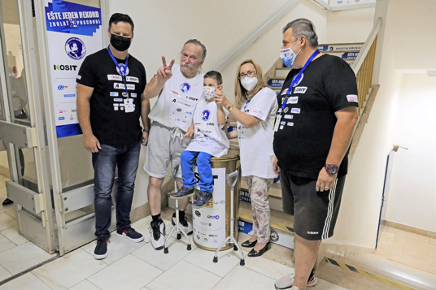 17.20 hod. - Juraj po 8 hodinách dosiahol svoj
cieľ, kde ho čakal aj bojovník Paťko (7).