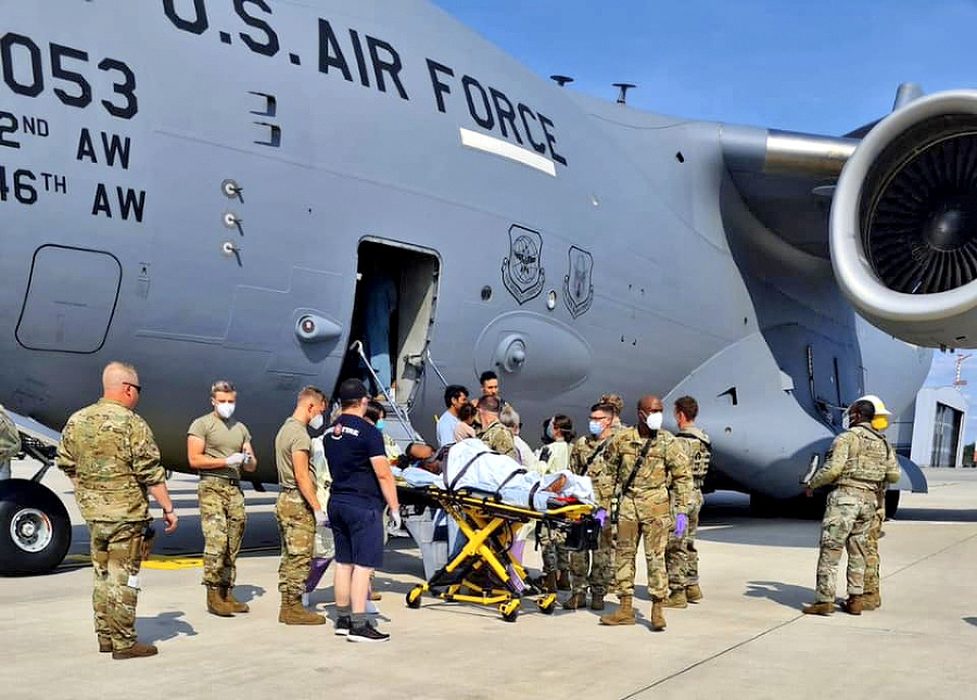 Žena porodila v nákladnej časti lietadla C-17.
