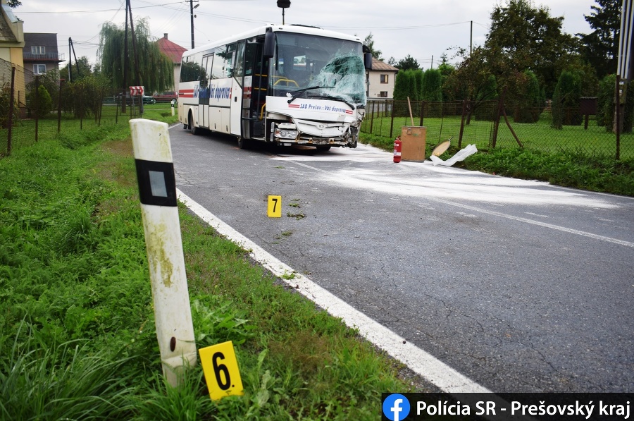 V obci Brezov sa zrazil autobus s kamiónom.