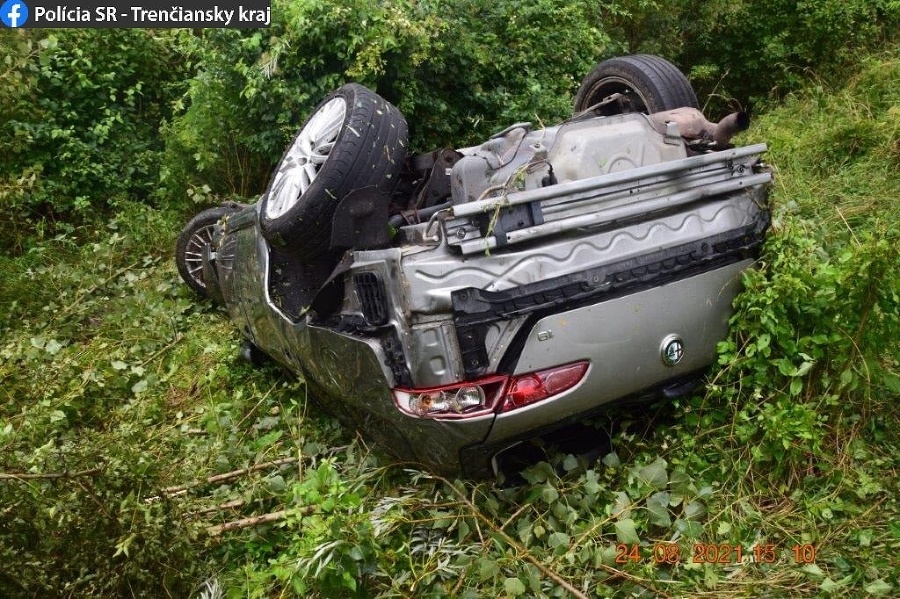 Jeden z dvojice mŕtvych pri utorkovej dopravnej nehode chcel poskytnúť prvú pomoc, vrazilo do neho ďalšie auto.
