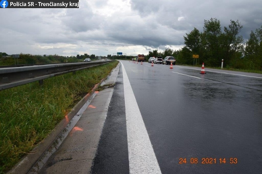 Jeden z dvojice mŕtvych pri utorkovej dopravnej nehode chcel poskytnúť prvú pomoc, vrazilo do neho ďalšie auto.
