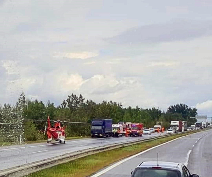 Hlavná dopravná
tepna zostala
po havárií niekoľko
hodín paralyzovaná.