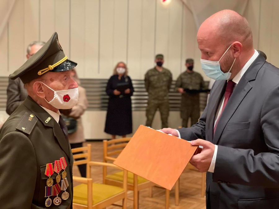 Minister do vojenskej hodnosti kapitán vo výslužbe povýšil vojnového veterána Štefana Štefloviča.