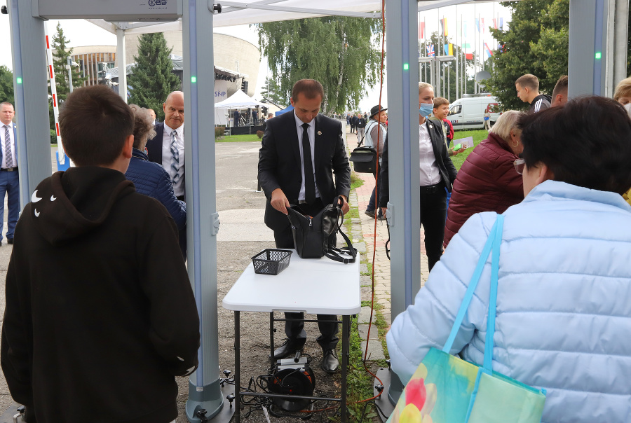 Na snímke účastníci počas centrálnych osláv 77. výročia Slovenského národného povstania (SNP) v areáli Pamätníka SNP v Banskej Bystrici v nedeľu 29. augusta 2021.
