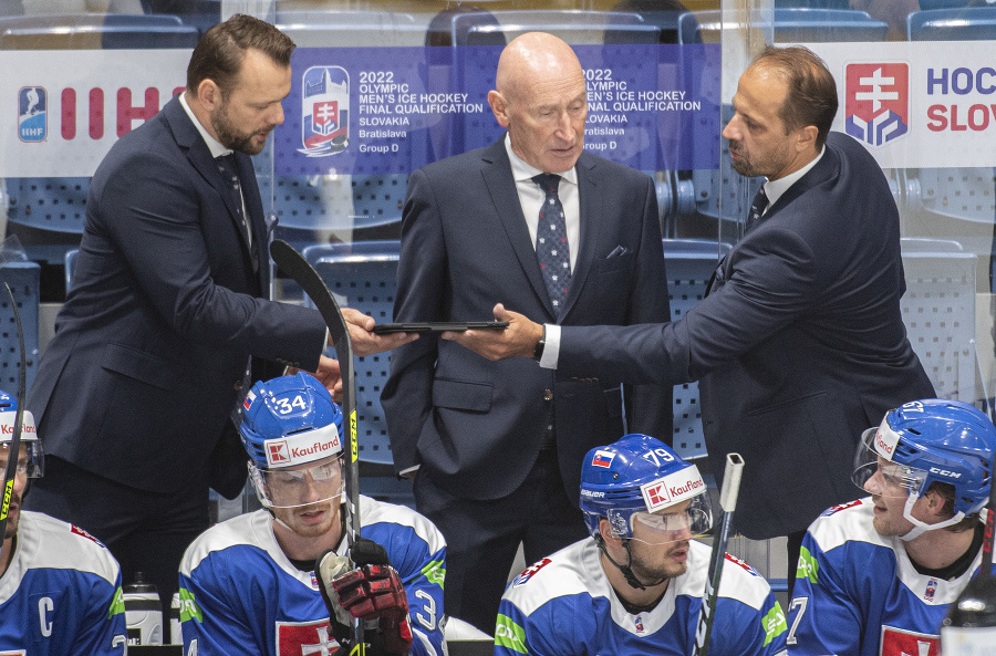 Na snímke uprostred tréner Slovenska Craig Ramsey a jeho asistenti vľavo Andrej Podkonický a vpravo Ján Pardavý počas zápasu D-skupiny olympijskej kvalifikácie na ZOH v Pekingu Slovensko - Poľsko.