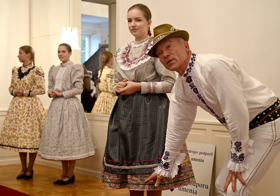 Vedúci folklórneho súboru  Parchovianka Jozef Topoľovský počas prehliadky tradičného odevu.