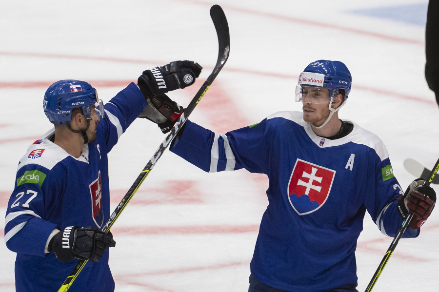 Na snímke strelec gólu vpravo Peter Cehlárik a vľavo Marek Hrivík (Slovensko) počas zápasu D-skupiny olympijskej kvalifikácie na ZOH v Pekingu Slovensko - Poľsko.