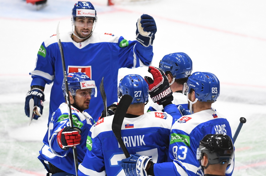 Slovenský hokejista Peter Cehlárik (tretí sprava) sa teší so spoluhráčmi po strelení úvodného gólu v  poslednom zápase D-skupiny Slovensko - Bielorusko na kvalifikačnom turnaji o postup na ZOH2022 v Pekingu.