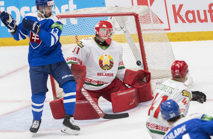 Slovenský hokejista Peter Cehlárik (vpravo) strieľa úvodný gól v poslednom zápase D-skupiny Slovensko - Bielorusko na kvalifikačnom turnaji o postup na ZOH2022 v Pekingu.