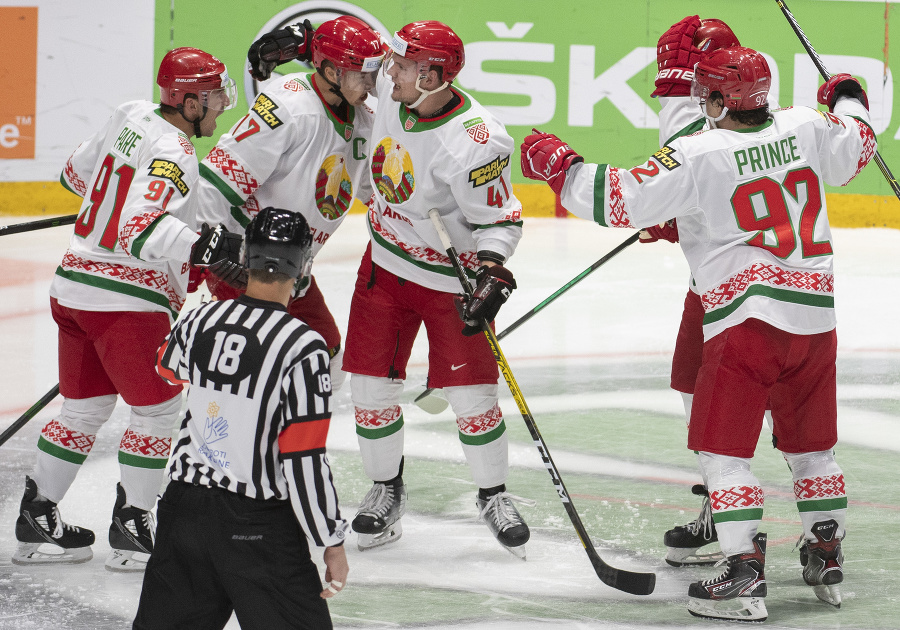 Bieloruskí hokejisti sa tešia po strelení gólu na 1:1 v poslednom zápase D-skupiny Slovensko - Bielorusko na kvalifikačnom turnaji o postup na ZOH2022 v Pekingu.