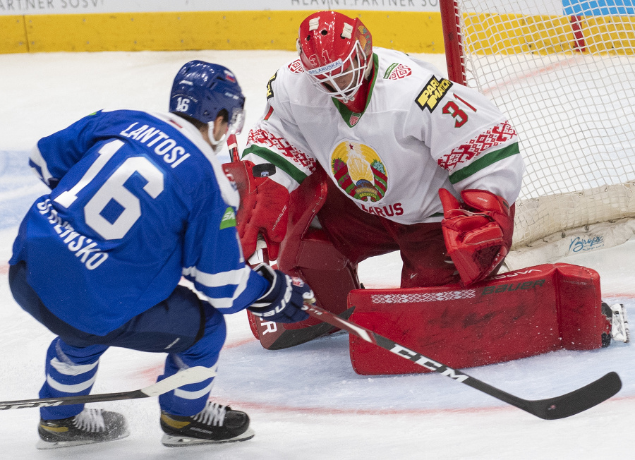Slovenský hokejista Róbert Lantoši (vpravo) a brankár Bieloruska Danny Taylor v poslednom zápase D-skupiny Slovensko - Bielorusko na kvalifikačnom turnaji o postup na ZOH2022 v Pekingu.
