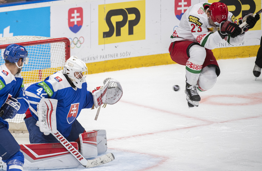 Slovenskí hokejisti zľava Christán Jaroš, brankár Branislav Konrád a Bielorus Andrej Stas v poslednom zápase D-skupiny Slovensko - Bielorusko na kvalifikačnom turnaji o postup na ZOH2022 v Pekingu.