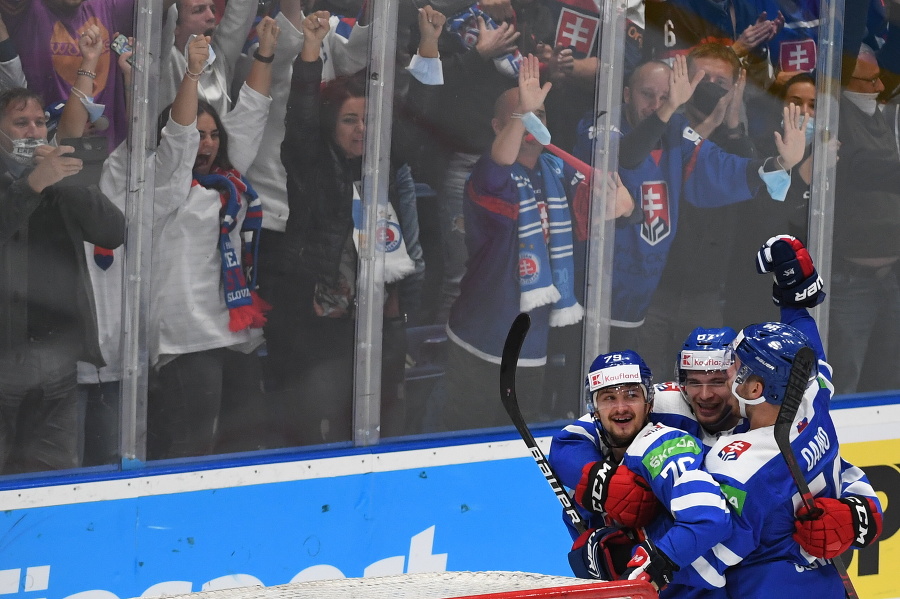Slovenský hokejista Libor Hudáček (vľavo) sa teší po strelení víťazného gólu na 2:1 do prázdnej brány v poslednom zápase D-skupiny Slovensko - Bielorusko na kvalifikačnom turnaji o postup na ZOH2022 v Pekingu.