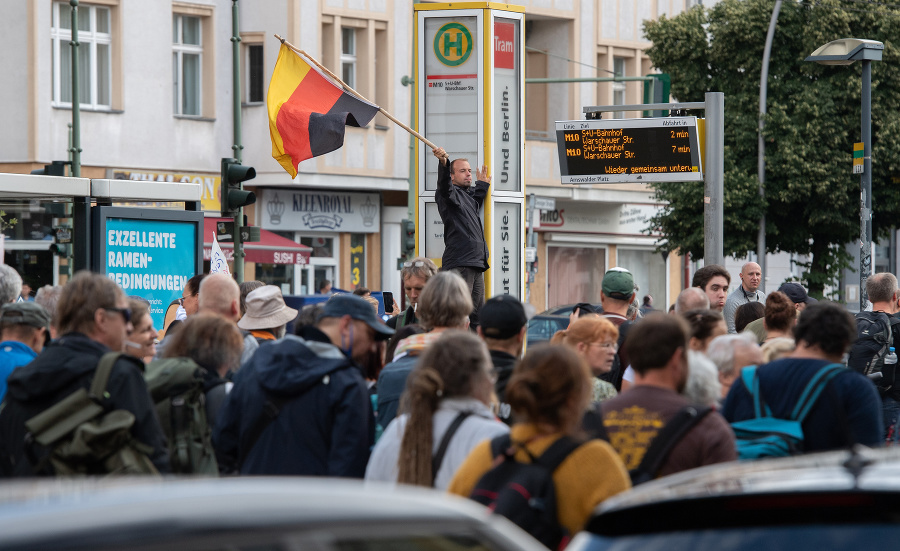 Ľudia počas nepovoleného protestu