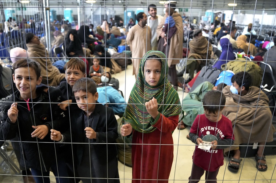 Evakuovaní afganskí utečenci čakajú