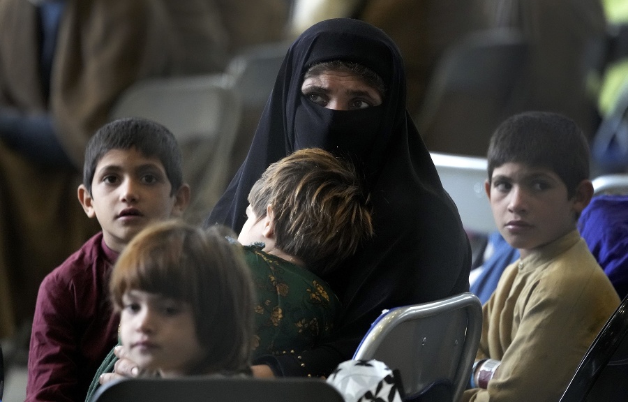 Evakuovaní afganskí utečenci čakajú