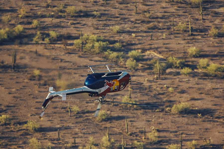 Baumgartner so svojím strojom stvára veci, ktoré dokáže máloktorý vrtuľník.
