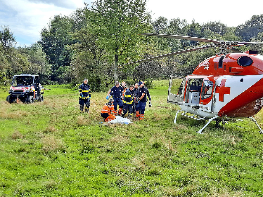 Zranenú ženu previezli
vrtuľníkom do