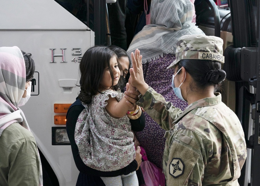 Vojačka víta dievčatko evakuované