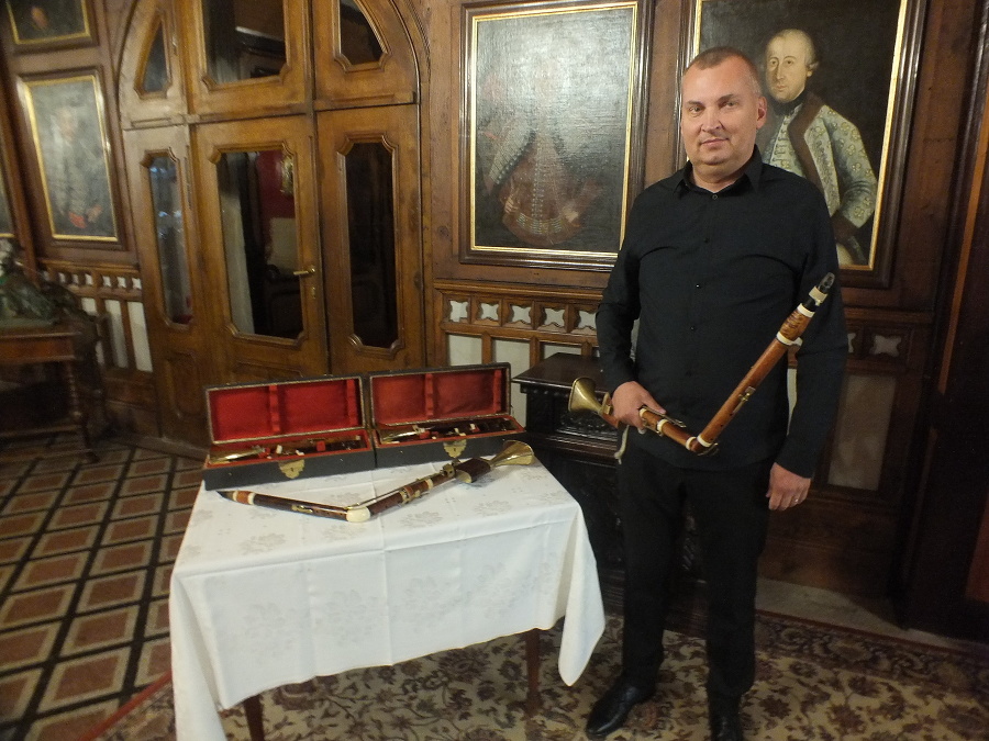 Vedúci skupiny Lotz Trio Róbert Šebesta (49) pri dobových historických basetových rohoch, ktoré sú súčasťou zbierky z hradu Krásna Hôrka.