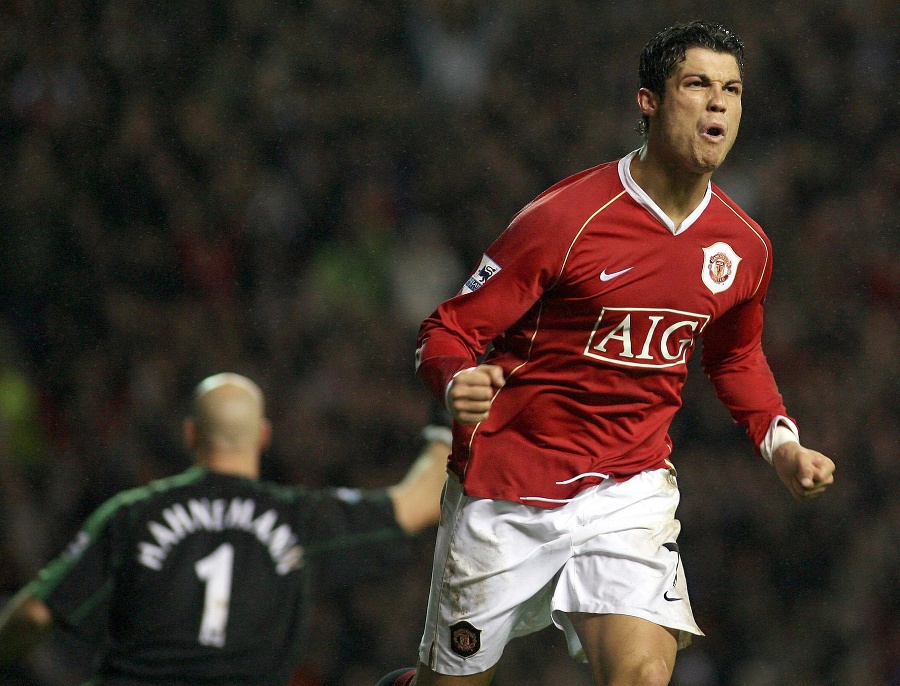 Na archívnej snímke z 30. decembra 2006 futbalista Manchestru United Cristiano Ronaldo sa teší po góle počas zápasu anglickej Premier League proti Readingu. 