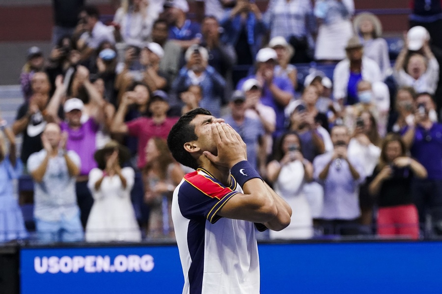 Španielsky tenista Carlos Alcaraz (18) sa postaral o najväčšiu senzáciu na tohtoročnom US Open. 
