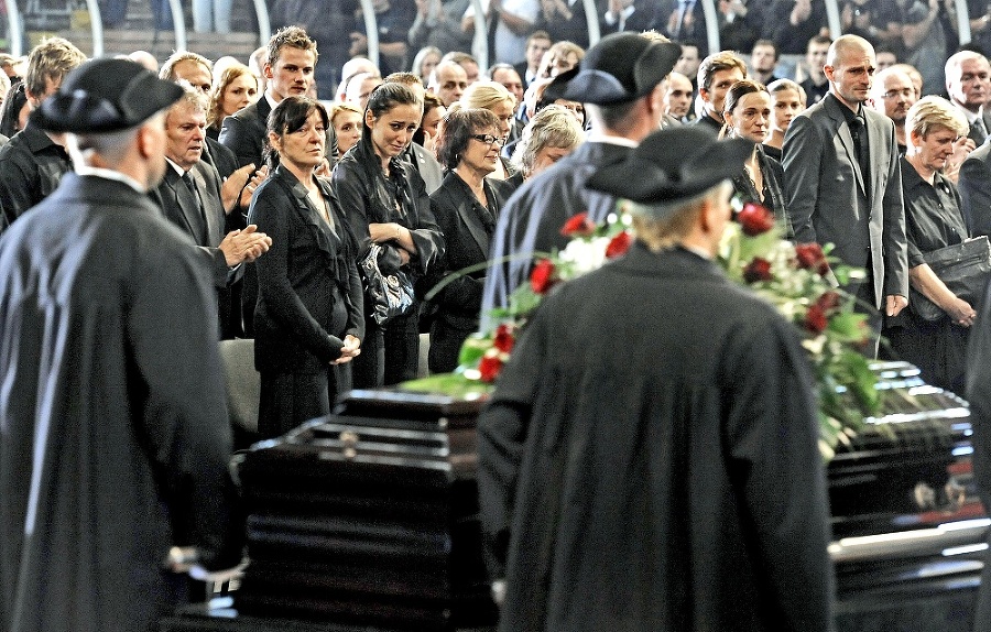 Zronená vdova Majka na pohrebe svojej lásky.
