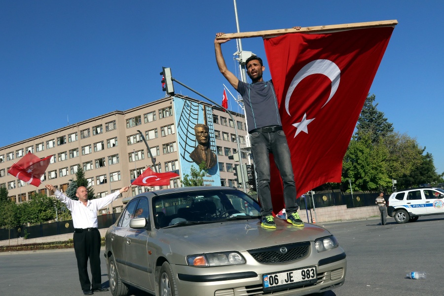 Turci protestujúci proti prevratu