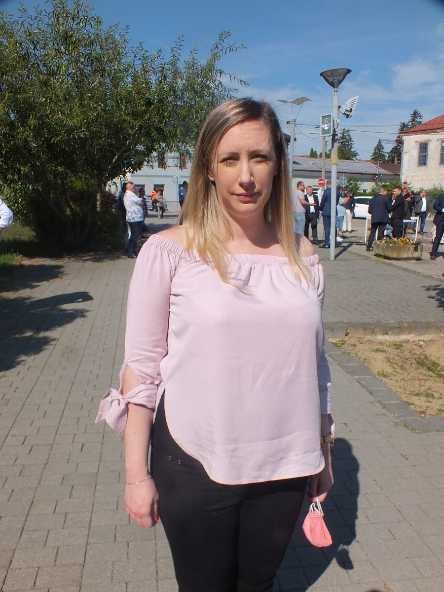 Sofia Dobošová (33), referentka,
Kráľovský
